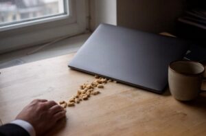 Breadcrumbs, czyli okruszki nawigacyjne: kiedy pomagają i jak je zrobić